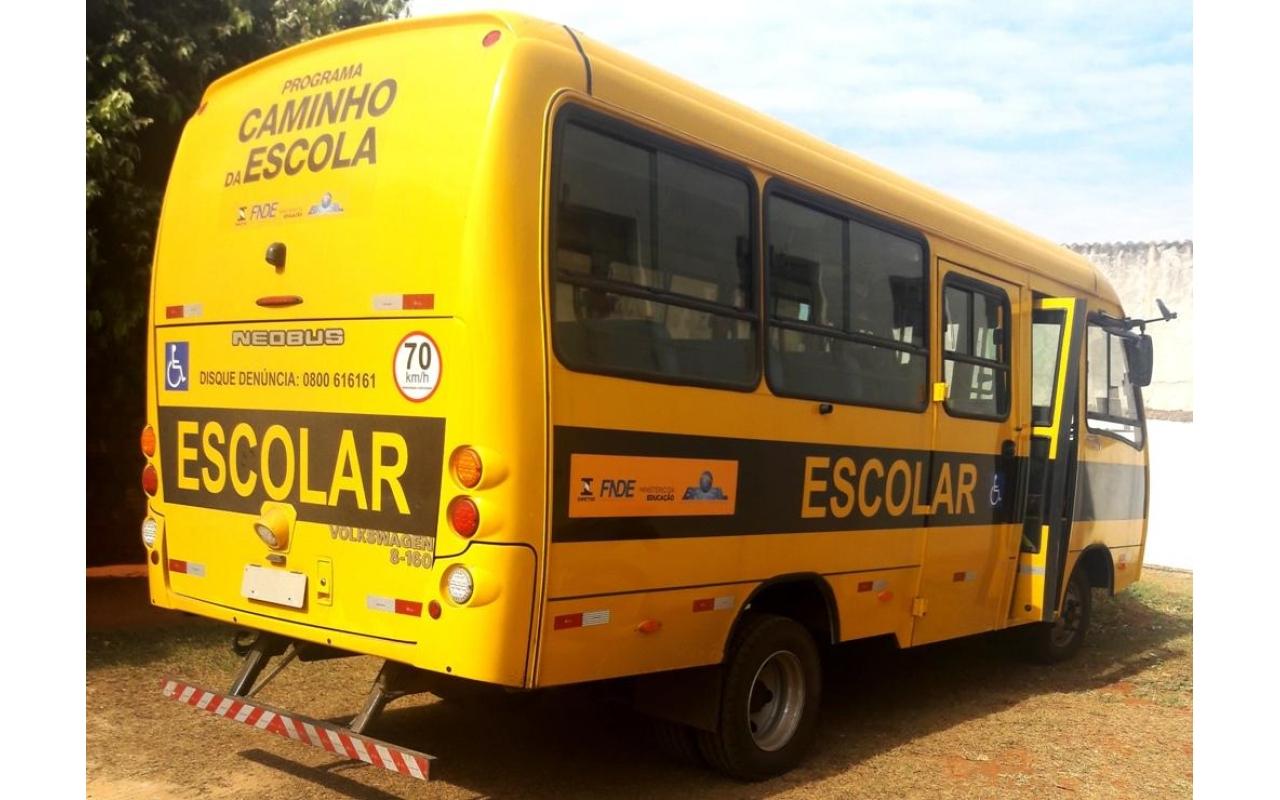 Administração de Petrolândia entrega novo ônibus para a Secretaria de Educação