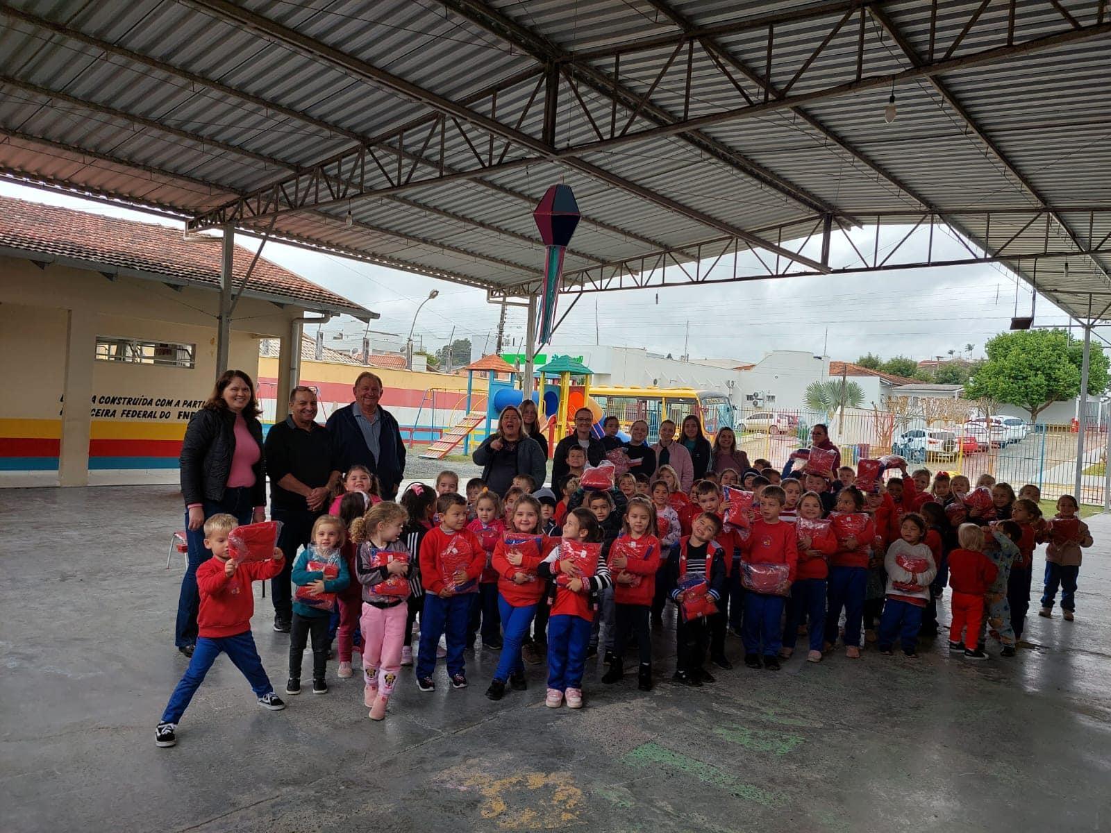 Administração de Petrolândia entrega uniforme escolar para os alunos