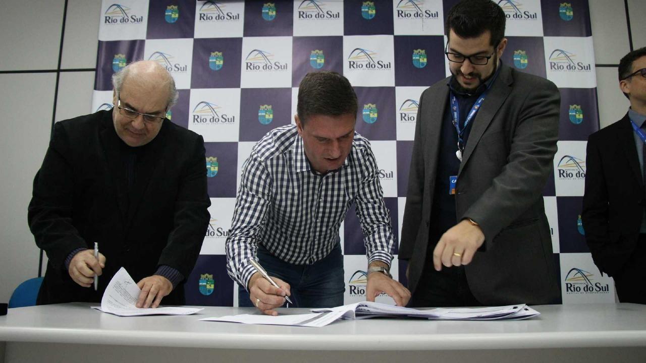 Administração de Rio do Sul assina contratos de financiamentos no valor de R$ 15 milhões