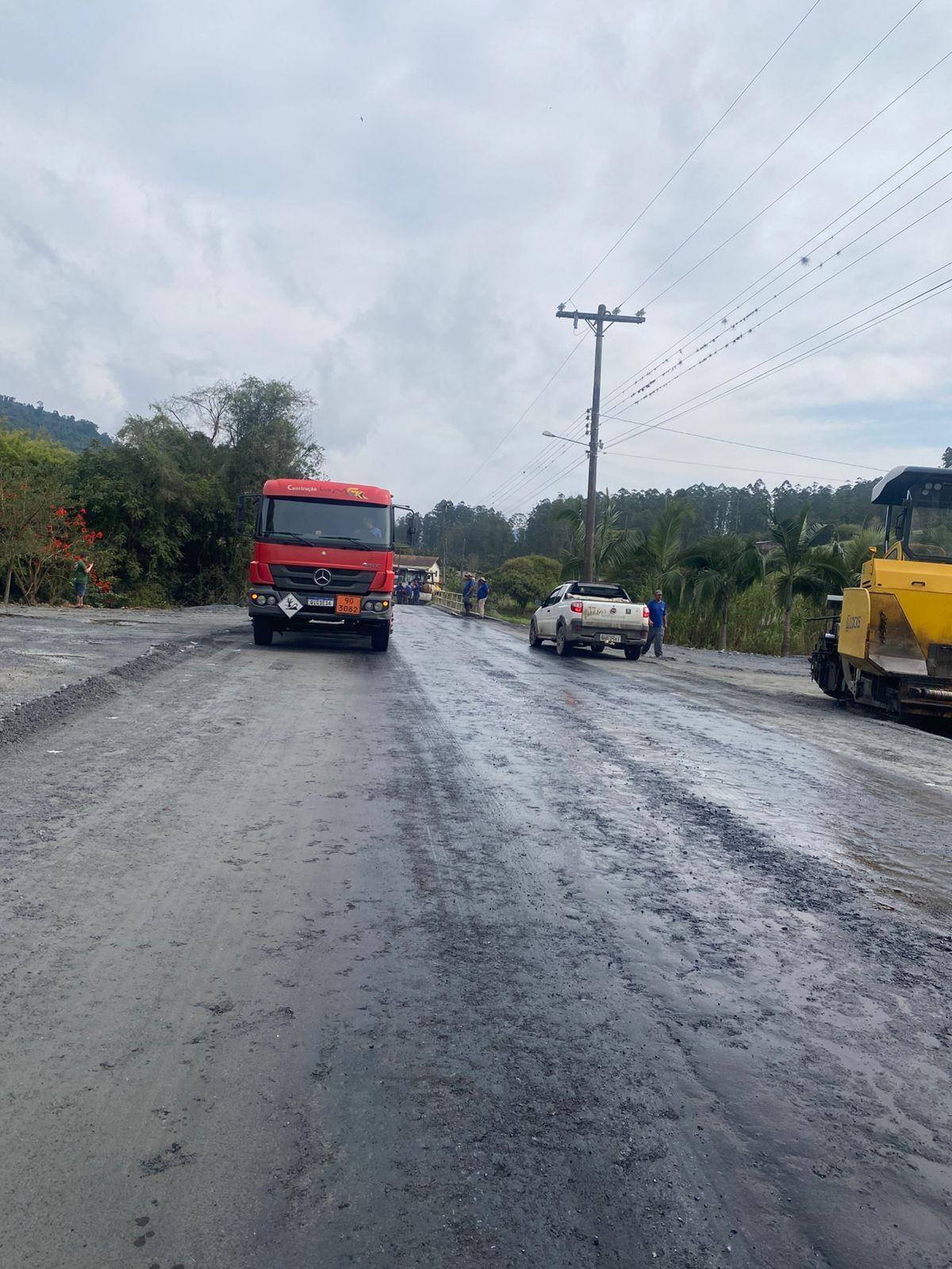 Administração de Vidal Ramos inicia o asfaltamento da estrada do Molungu