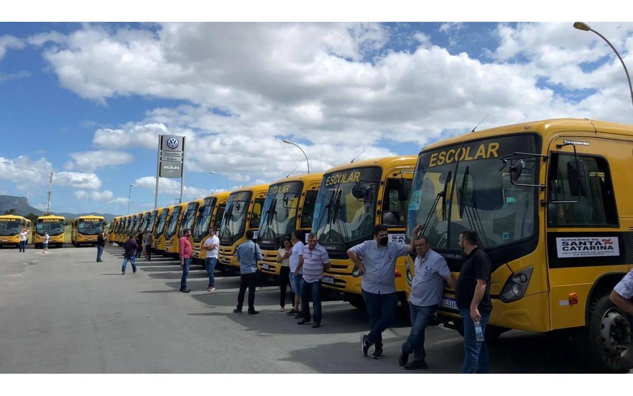 Administração de Vidal Ramos recebe novo ônibus escolar