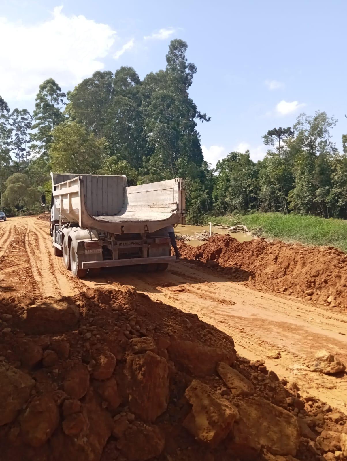 Administração de Vidal Ramos trabalha na reconstrução de pontes e estradas
