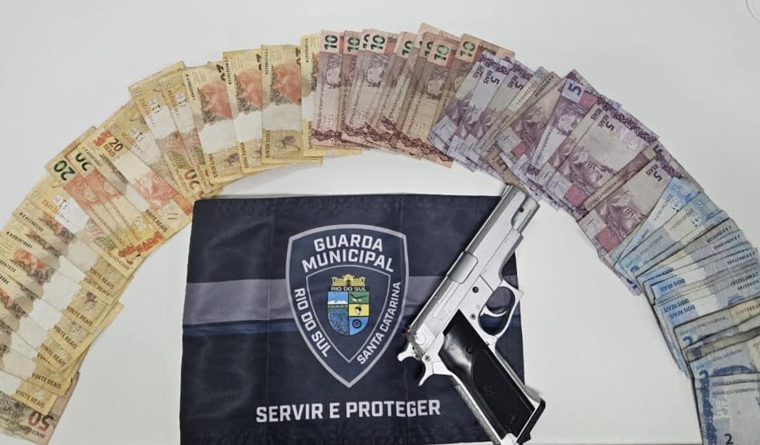 Adolescente é apreendido com simulacro de arma de fogo no bairro Canoas