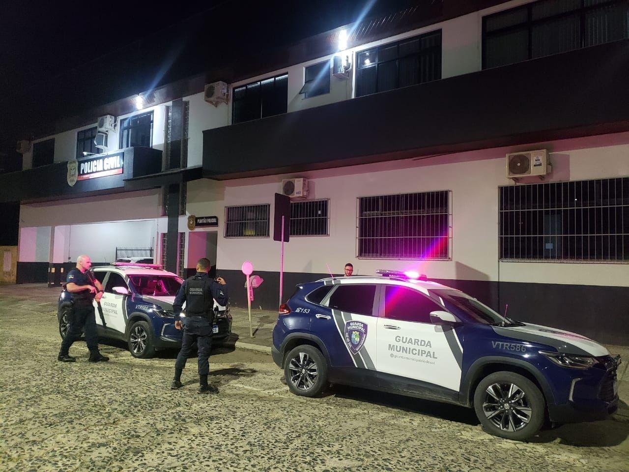 Adolescentes foram apreendidos após suposto roubo em estacionamento de supermercado
