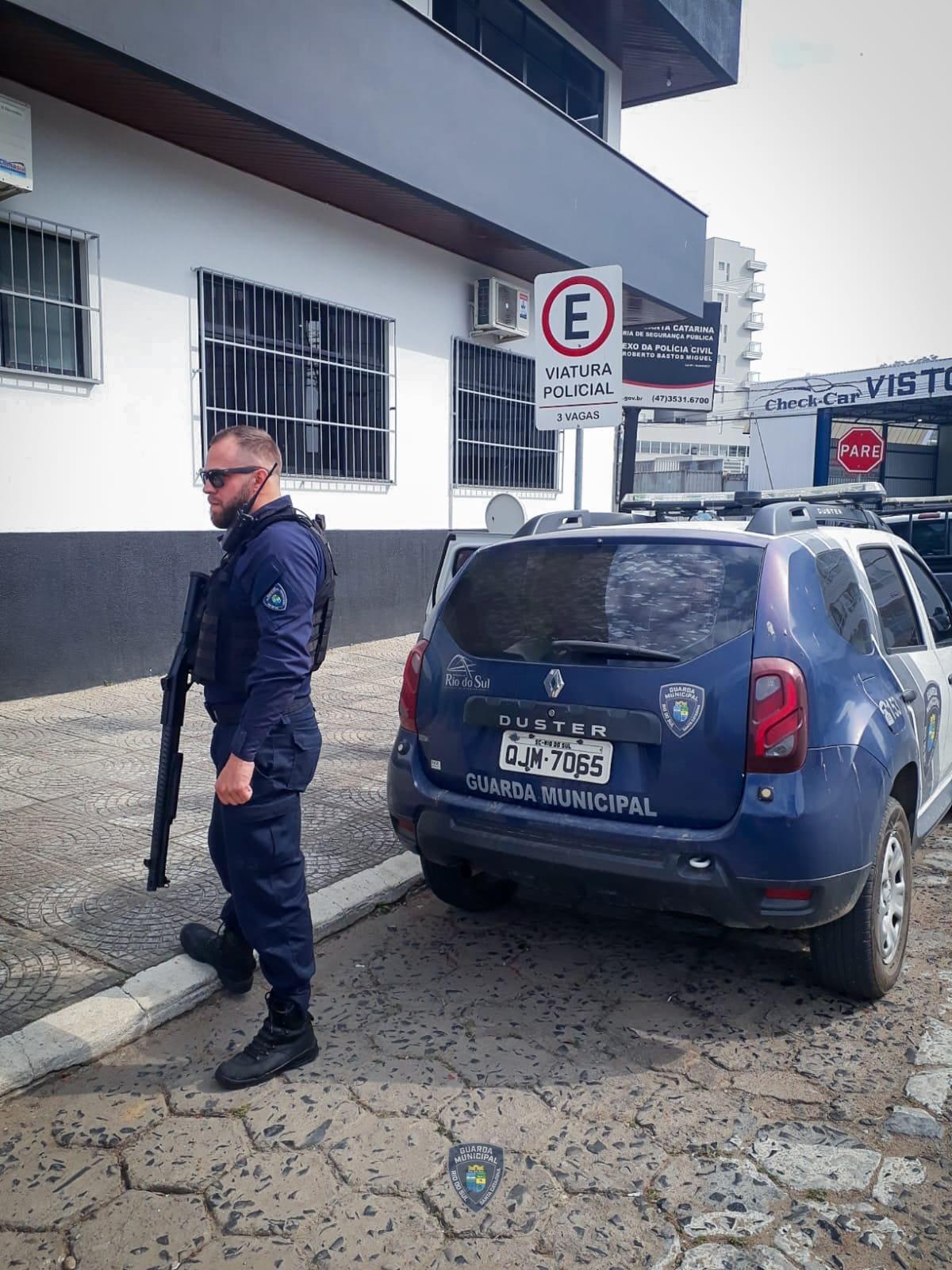Adolescentes são encaminhados à delegacia por posse de drogas 