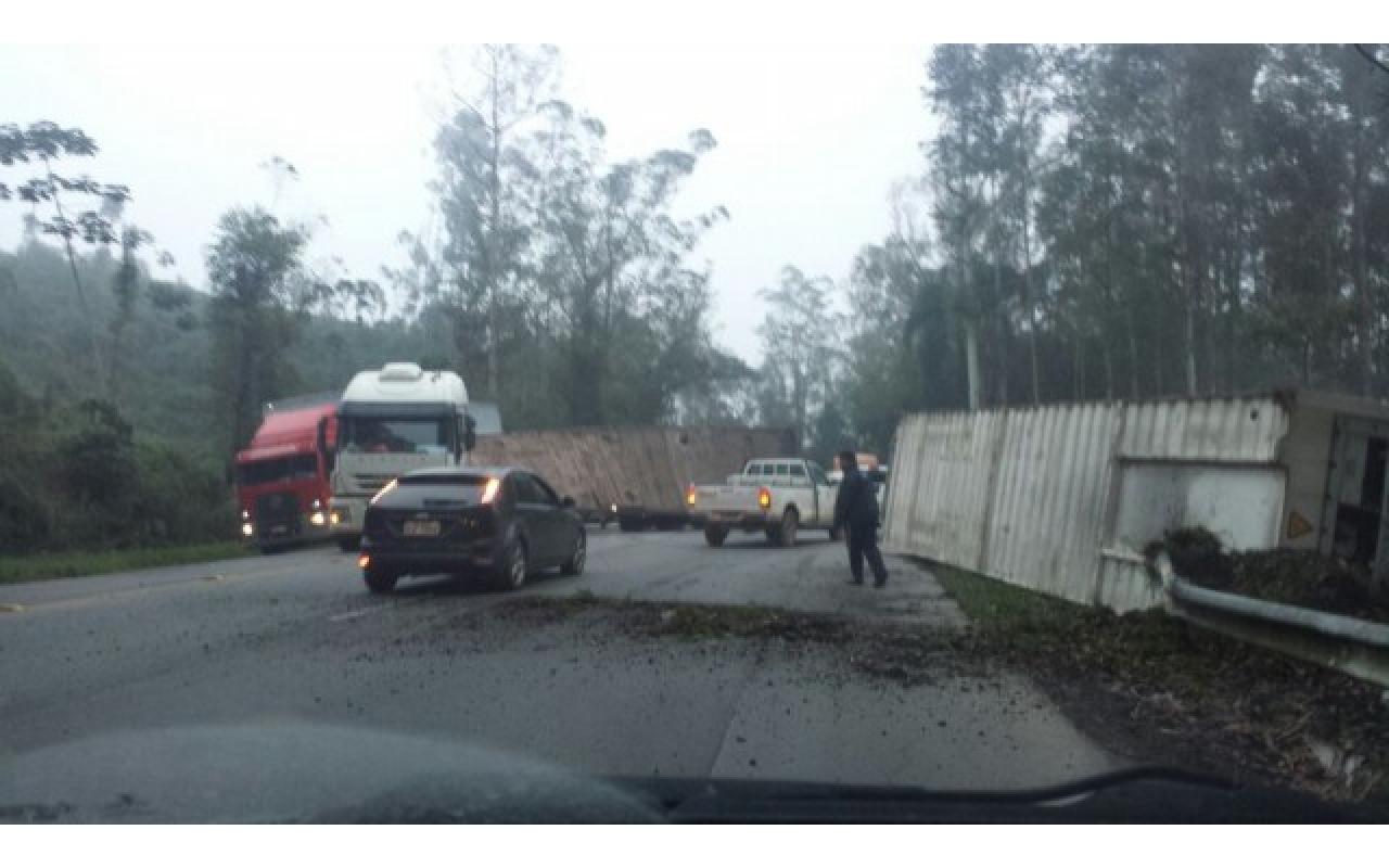 Contêiner tomba de caminhão e gera congestionamento na BR-470, em Ibirama
