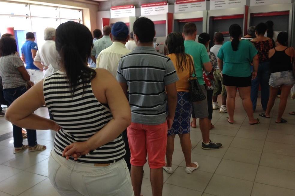 Agências bancárias são fechadas pelo Procon após descumprimento da lei do tempo máximo de espera na fila