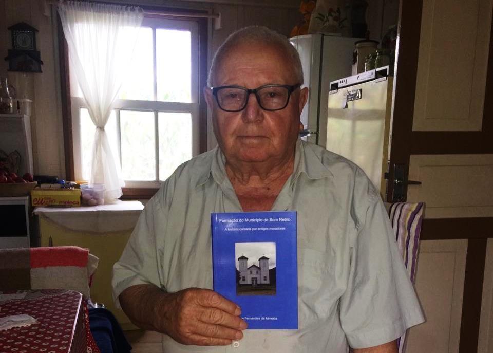 Agricultor de Bom Retiro realiza aos 88 anos o sonho de escrever um livro