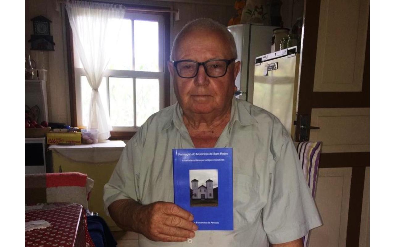 Agricultor de Bom Retiro realiza aos 88 anos o sonho de escrever um livro