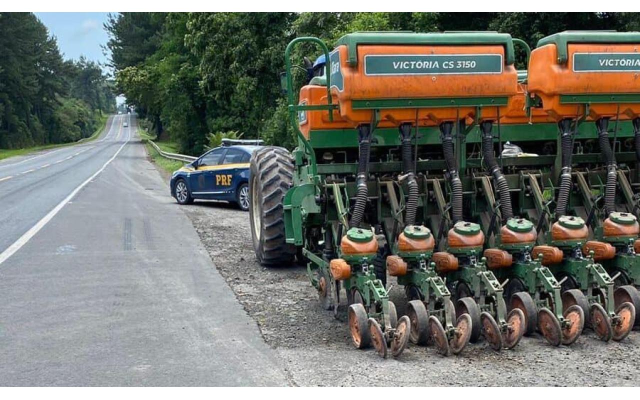 Agricultor tem 2 tratores apreendidos durante abordagem da Polícia Rodoviária Federal - Rádio Sintonia FM