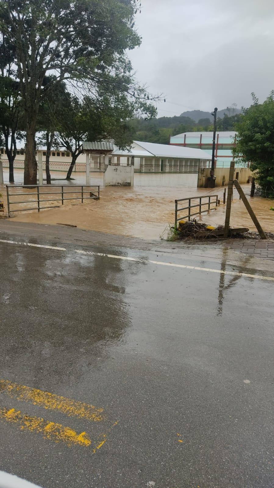 Água baixa e cidades do Vale começam a se recuperar da primeira enchente de 2024