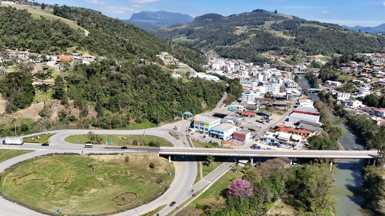 Alfredo Wagner inicia dragagem do rio no Centro da cidade como ação preventiva para o El Niño