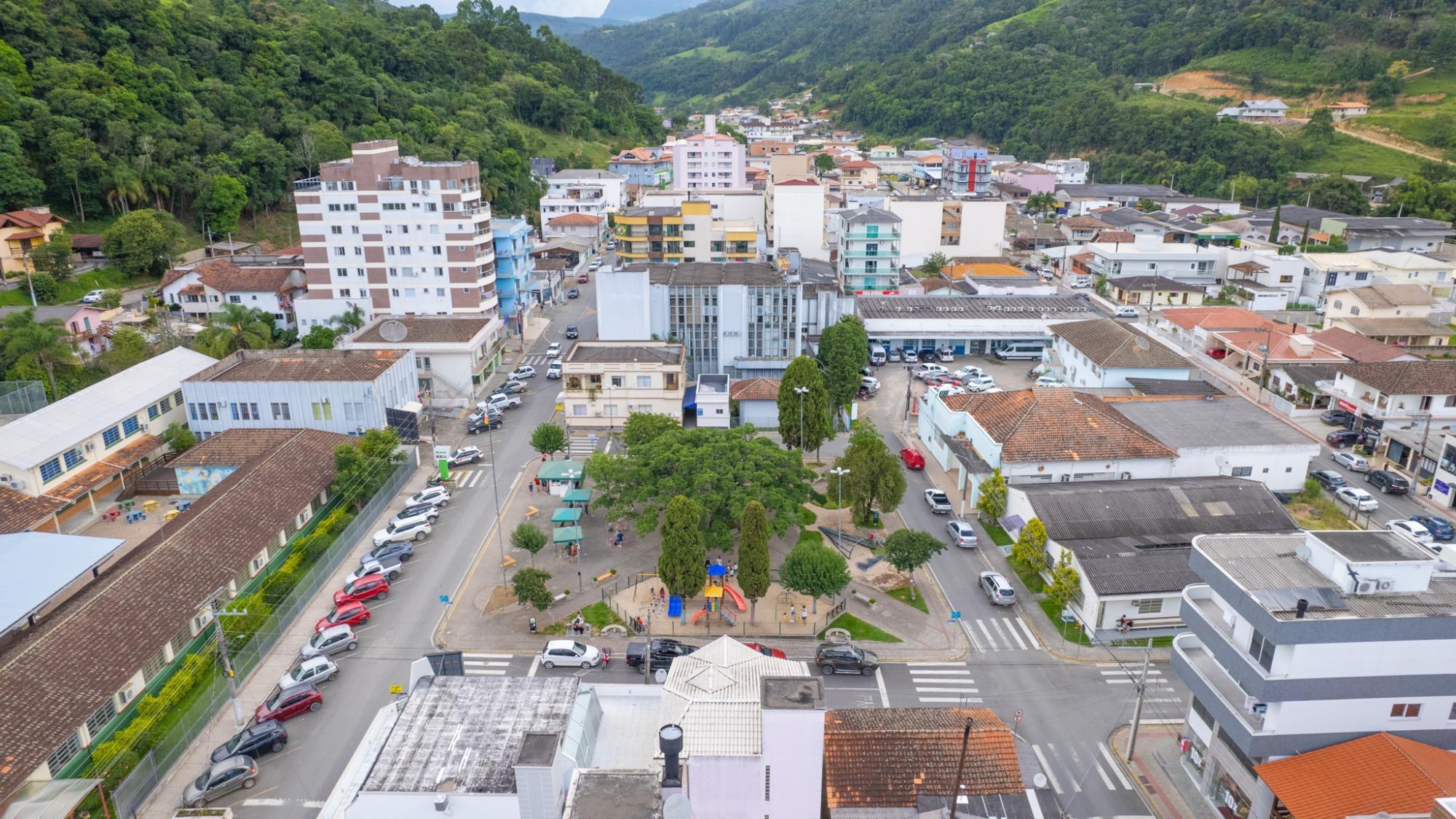 Alfredo Wagner vai ganhar almoxarifado central e recebe nova retroescavadeira