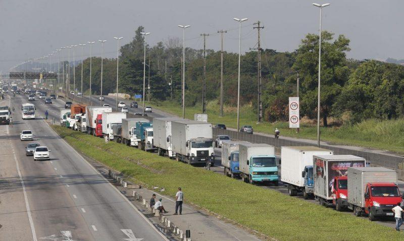 Alta do diesel revolta caminhoneiros e paralisação ganha força