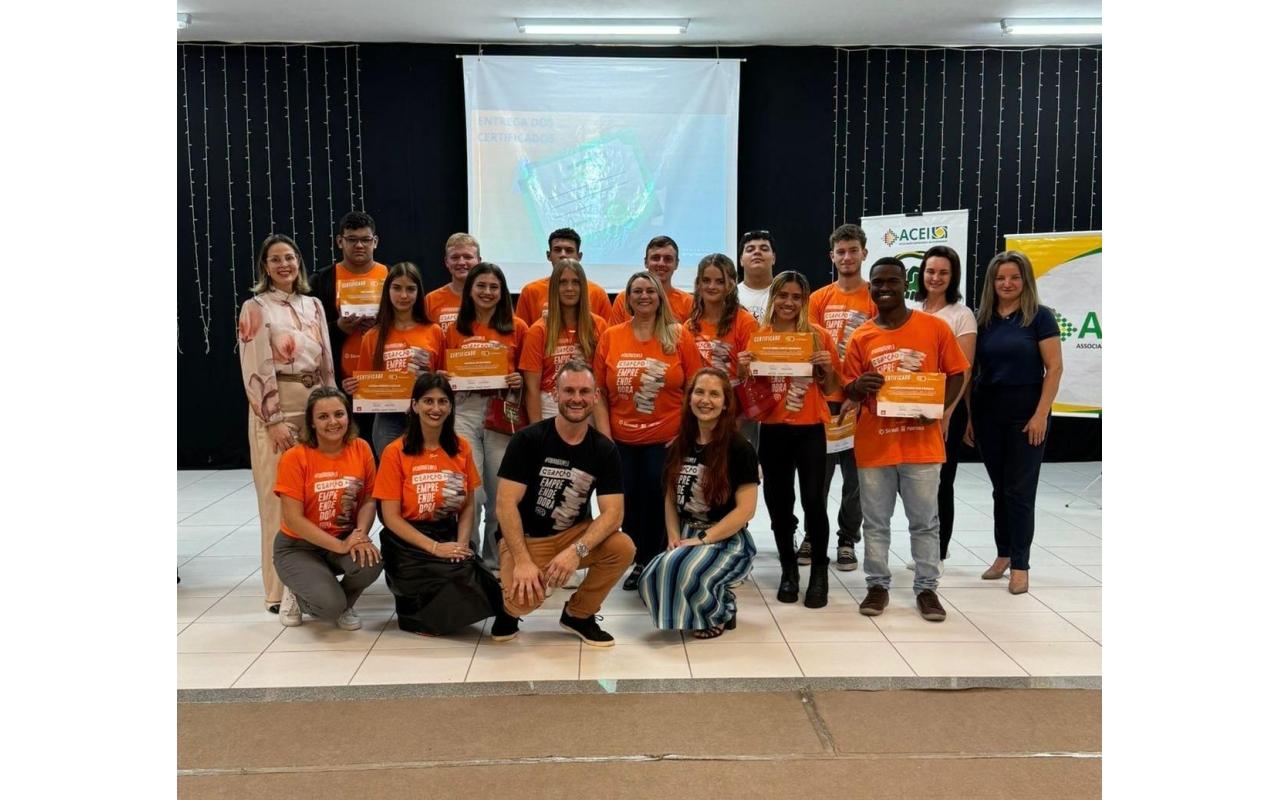 Alunos da Escola Aleixo Dellagiustina se formam no projeto Geração Empreendedora