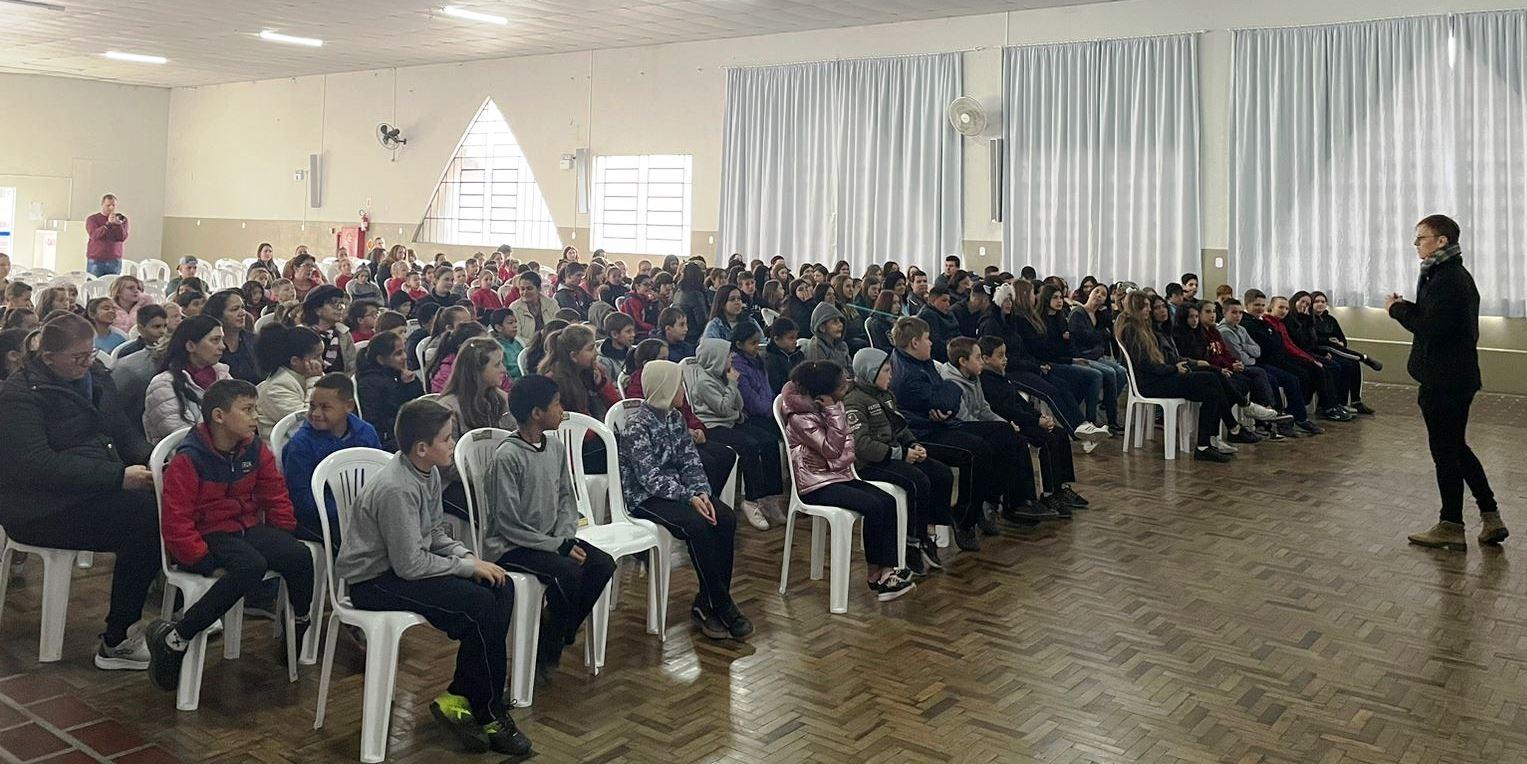 Alunos de Ituporanga participam de peça teatral alusiva ao 18 de Maio