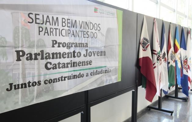Alunos de Ituporanga participam do programa Parlamento Jovem da ALESC