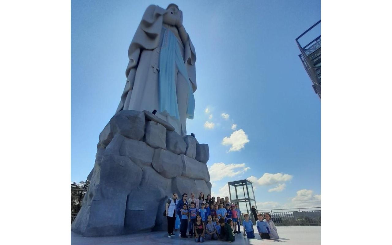Alunos de Ituporanga visitam o Santuário de Nossa Senhora de Lourdes e do Louvor