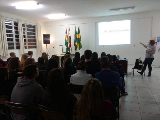 Alunos de Leoberto Leal desenvolvem projeto de valorização do comércio local