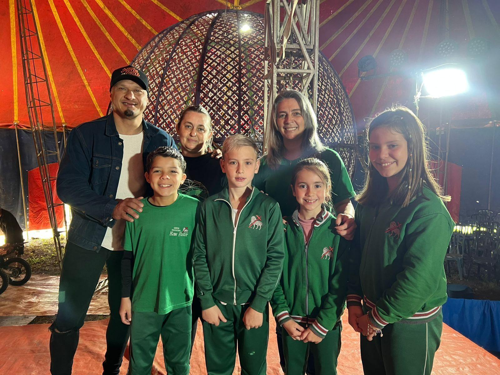 Alunos do Bom Pastor realizam entrevista sobre empreendedorismo no Circo Ditari em Ituporanga