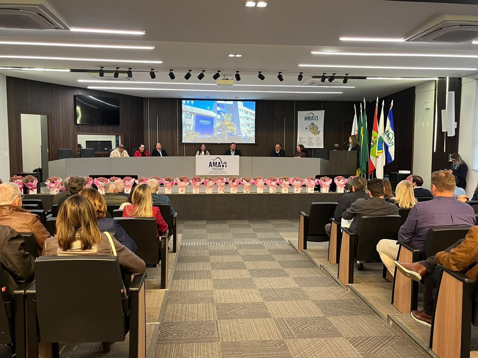 AMAVI discute reativação da ABEDAVI e parceria com Celesc para manejo de árvores