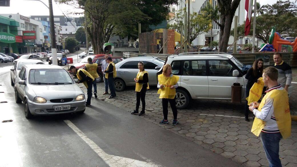 APAE de Ituporanga arrecada recursos em pedágios nas cidades atendidas