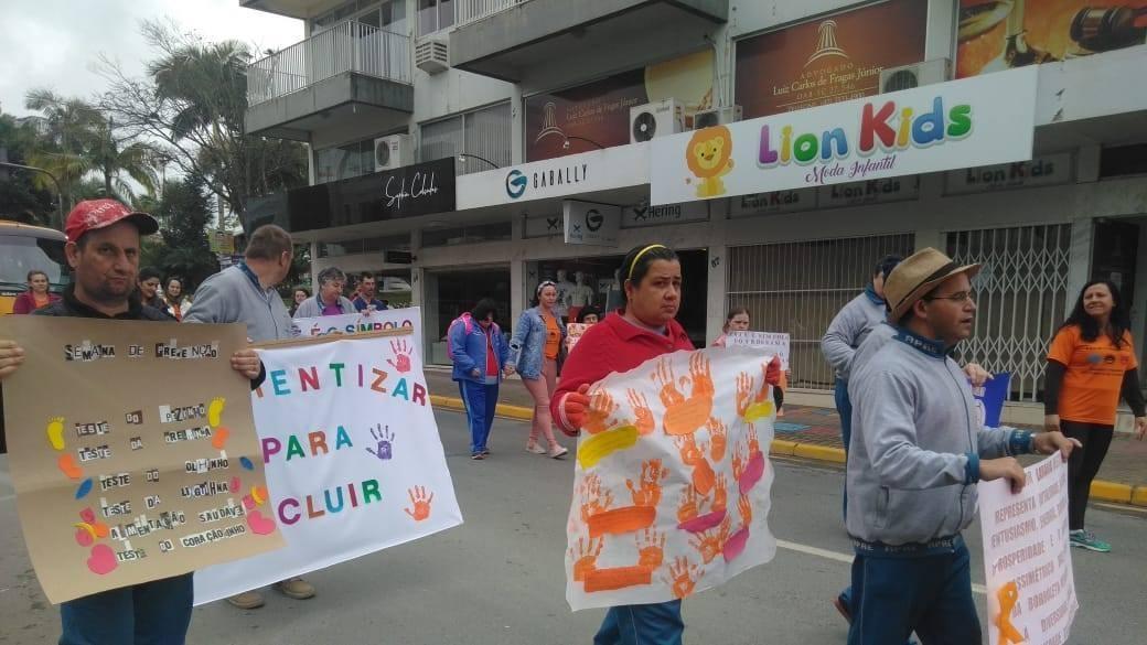 APAE de Ituporanga realiza caminhada alusiva ao movimento Agosto Laranja