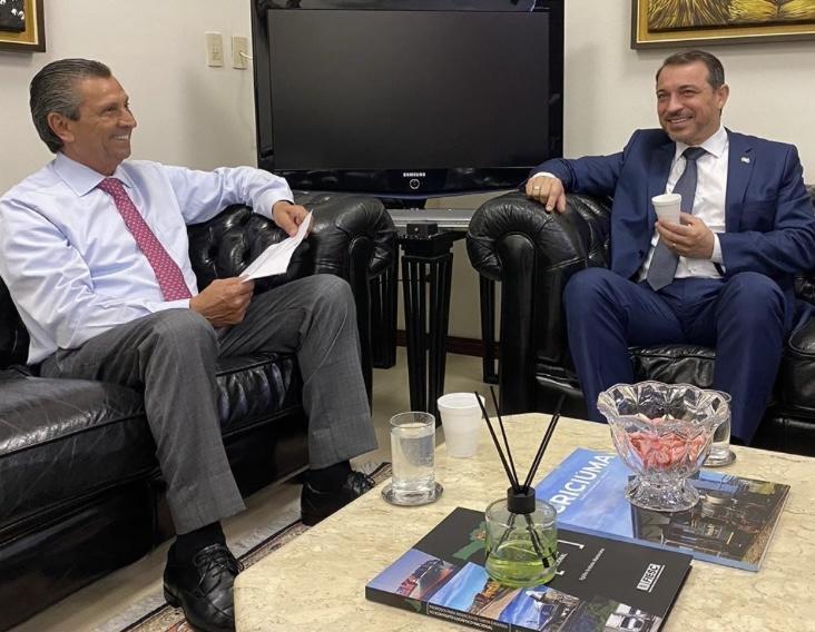 Após afastamento, Carlos Moisés entrega carta para presidente da Alesc