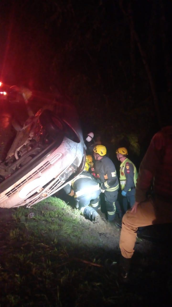 Após capotar veículo, motorista é salvo graças a ação rápida da PM e Corpo de Bombeiros