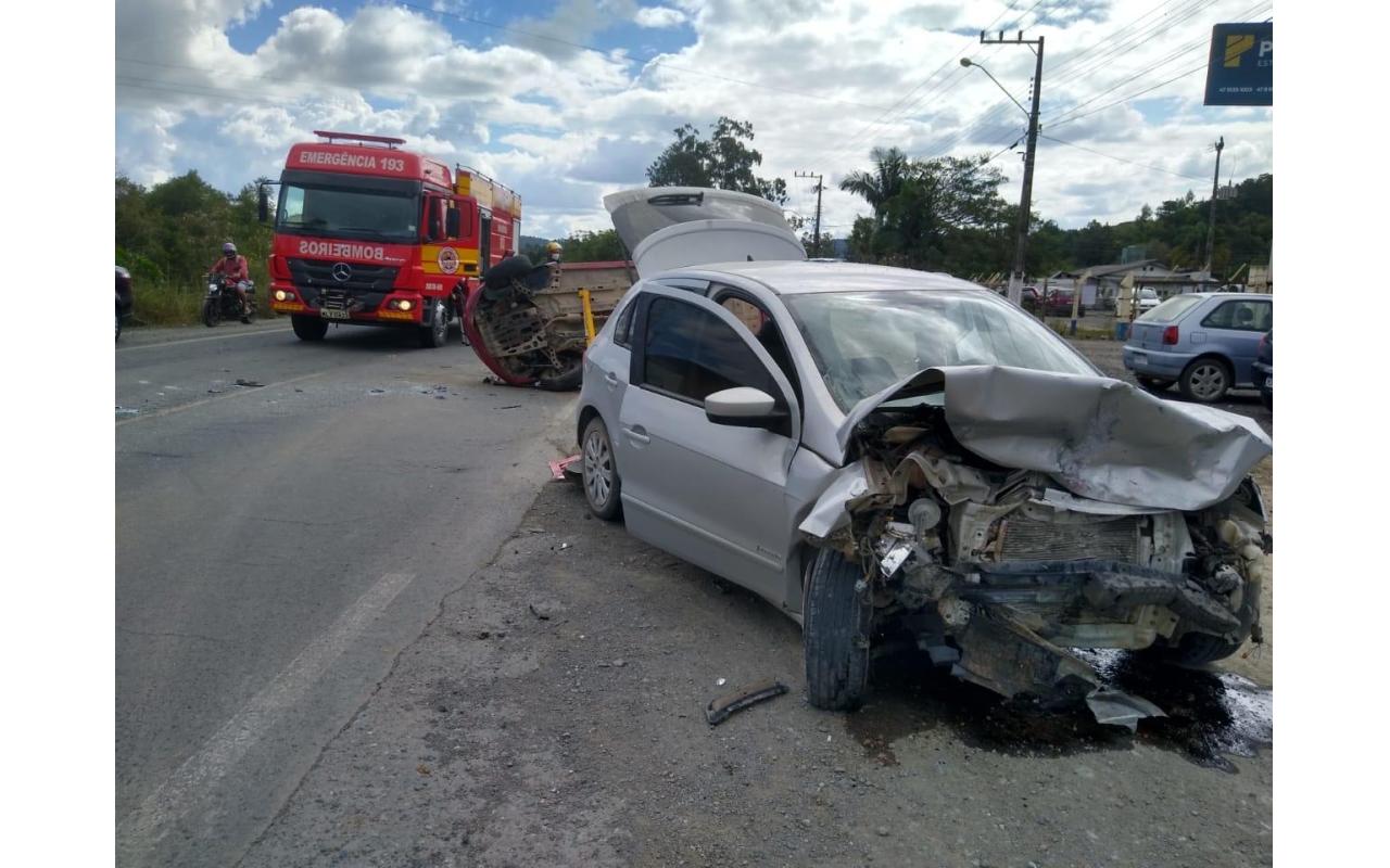 Após colisão entre dois veículos na SC 350 em Ituporanga, vítima fica encarcerada e sofre traumatismo craniano