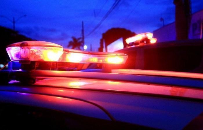 Após colocar a família em perigo, homem desfere facada no próprio peito