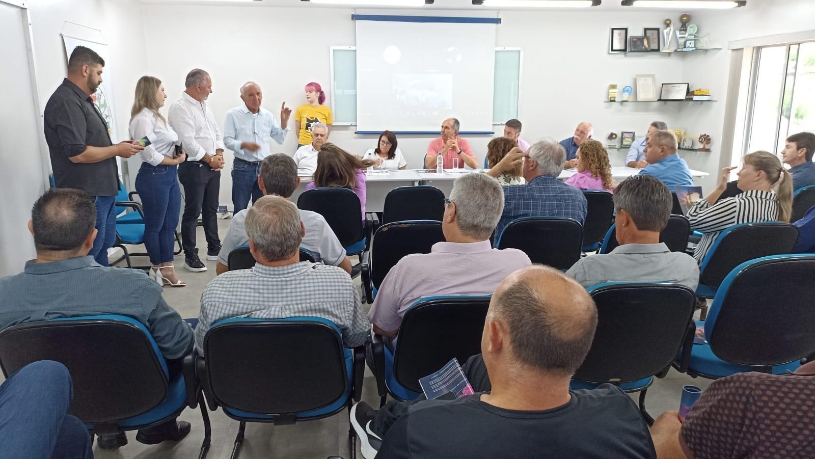 Aprovado plano de cargos e salários dos funcionários da Associação dos Municípios do Alto Vale do Itajaí (AMAVI)