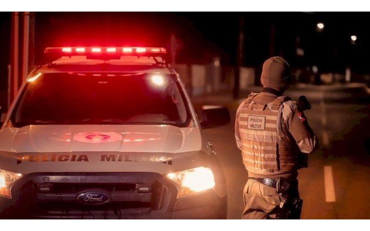 Assaltantes armados levam dinheiro e produtos de posto de combustíveis