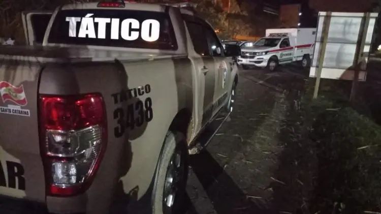 Assalto acaba com perseguição, dois presos e um morto em confronto com a PM