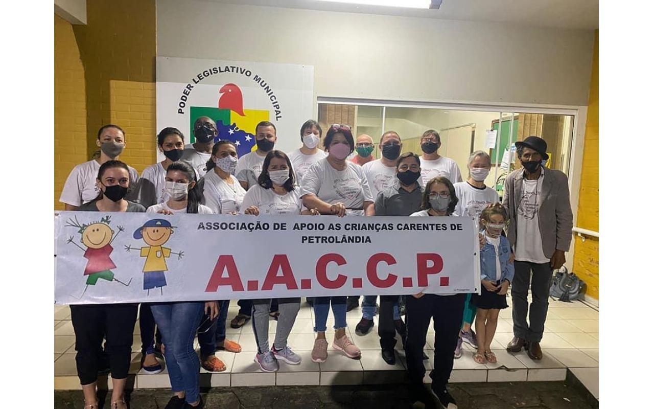 Associação de Apoio as Crianças carentes de Petrolândia realiza uma Ação entre Amigos e arrecada donativos para um dia especial as crianças