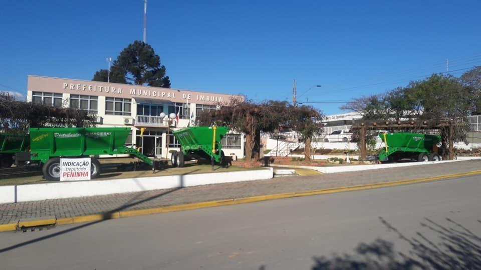 Associações de agricultores de Imbuia recebem espalhadores de calcário