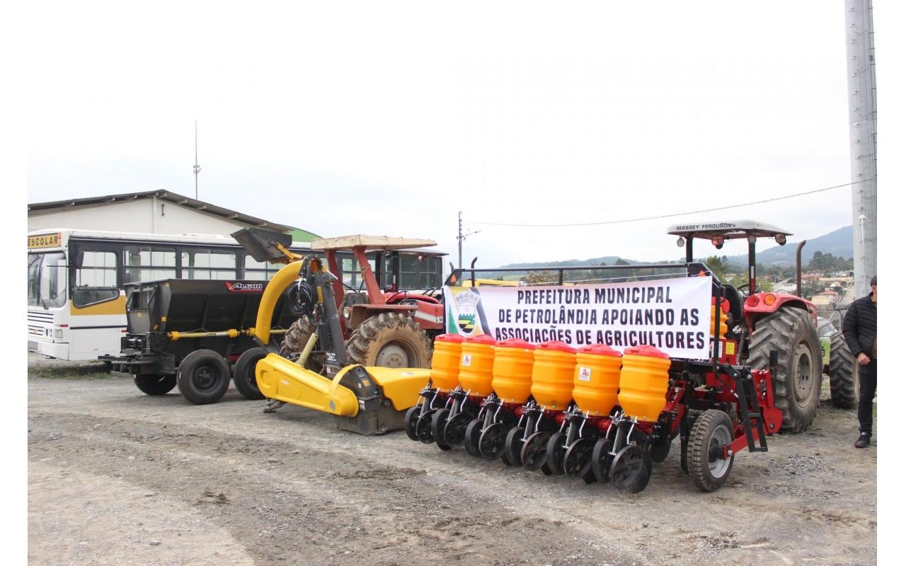 Associações de Agricultores de Petrolândia recebem equipamentos e máquinas agrícolas