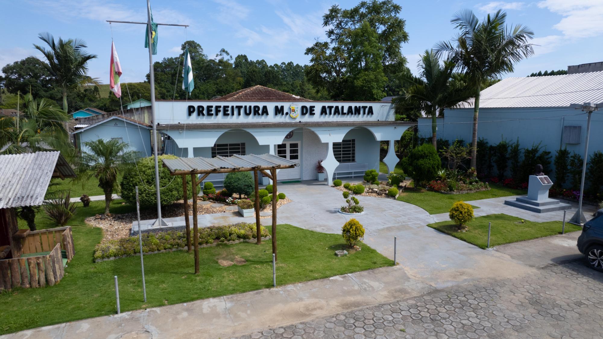 Atalanta recebe novo ônibus escolar e comitiva cumpre agenda por recursos em Florianópolis