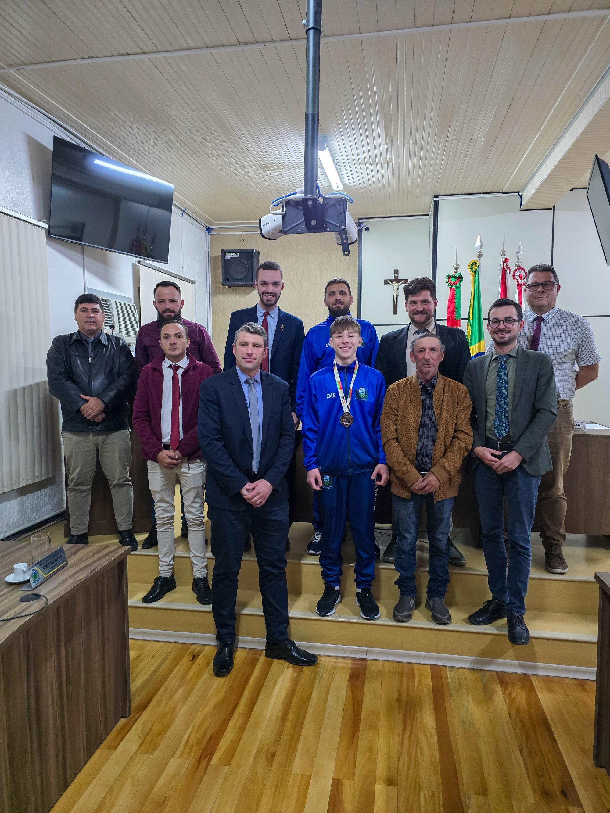 Atleta de Bom Retiro recebe moção de aplausos na Câmara por conquista na Olesc