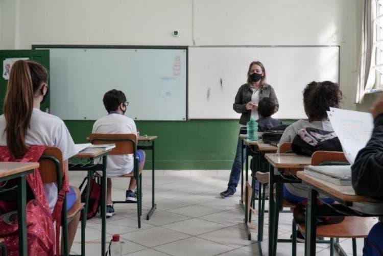 Aulas em escolas de SC retomam com ensino 100% presencial e regras contra Covid