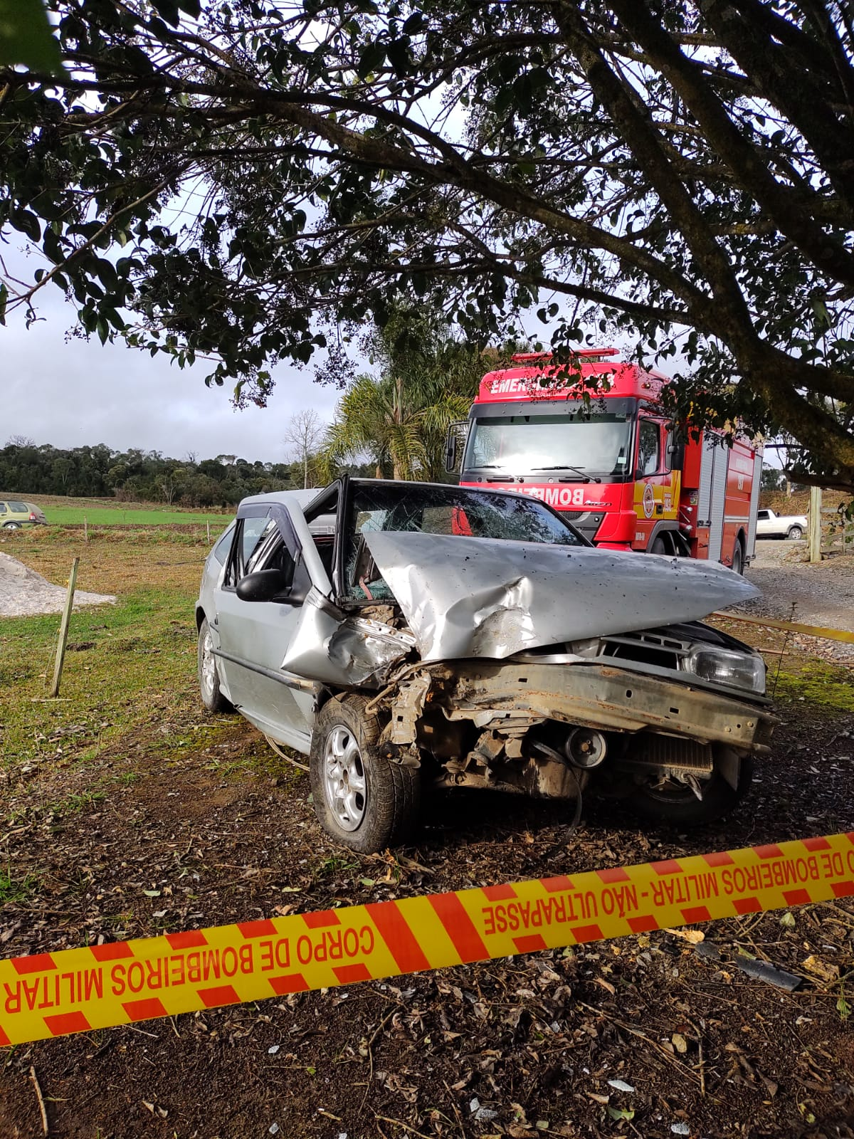 Automóvel sai da pista e colide em árvore no município de Imbuia