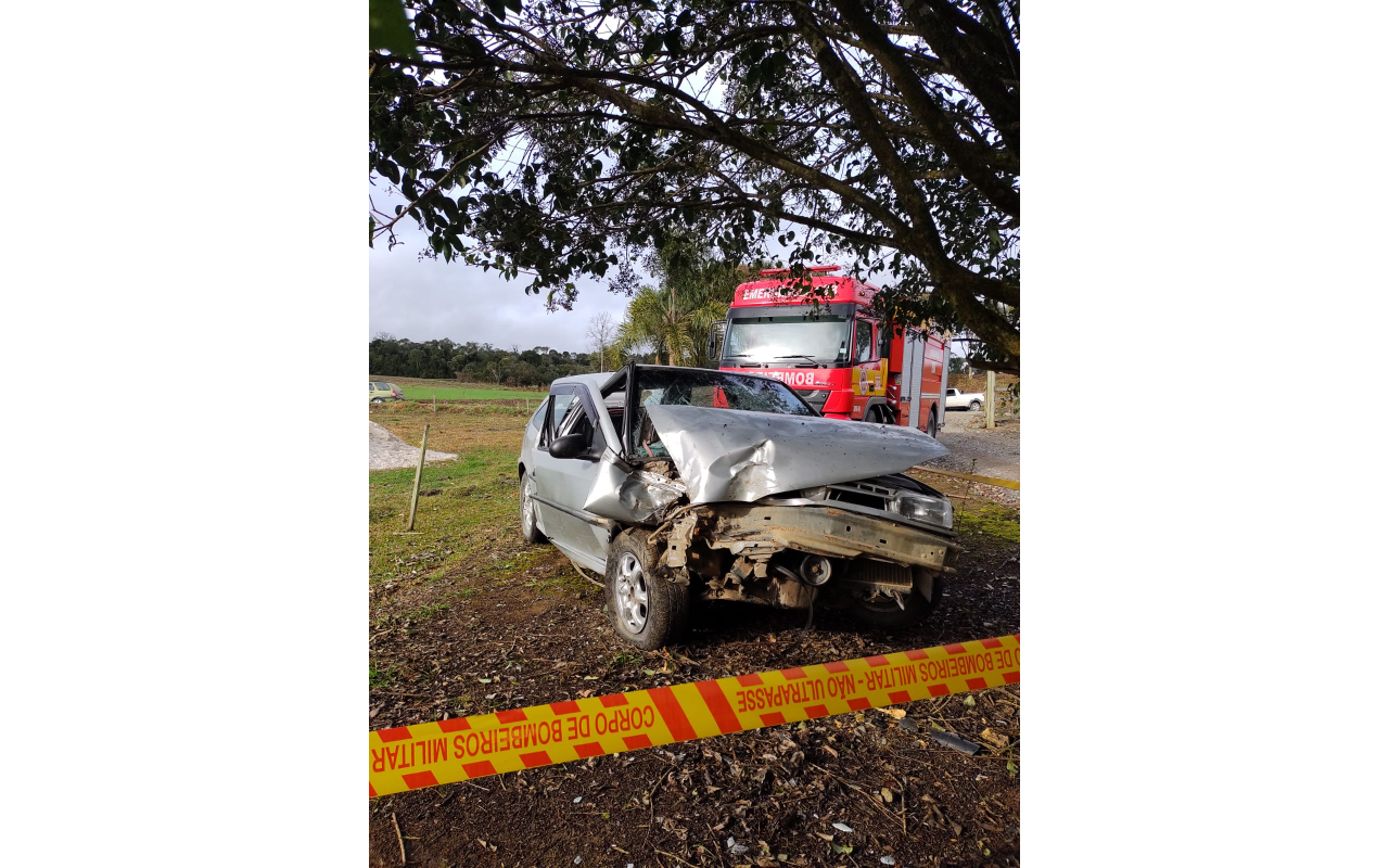 Automóvel sai da pista e colide em árvore no município de Imbuia