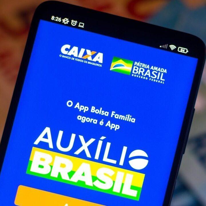 Governo estuda aumentar valor do Auxílio Brasil e conceder vale-caminhoneiro de R$ 1 mil