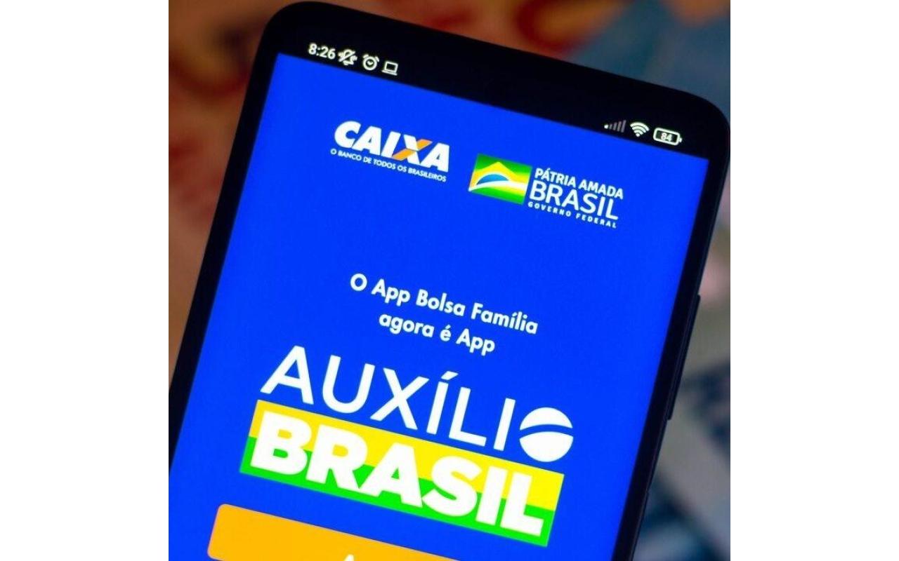 Governo estuda aumentar valor do Auxílio Brasil e conceder vale-caminhoneiro de R$ 1 mil