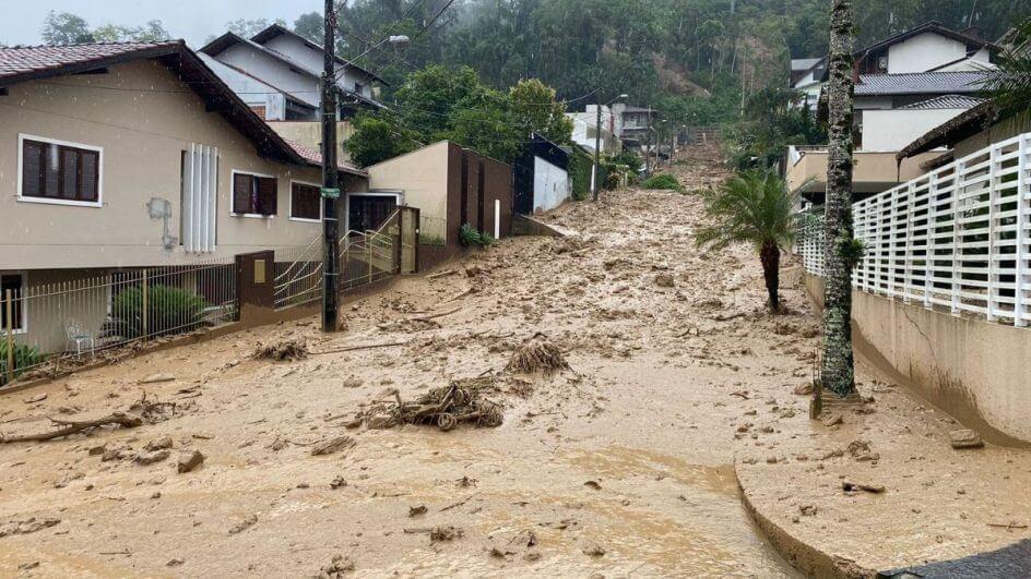 Avalanche de lama invade rua em Blumenau