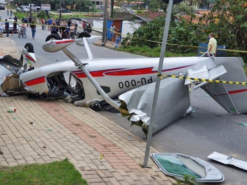 Avião monomotor cai no Centro de Guabiruba, no Vale do Itajaí
