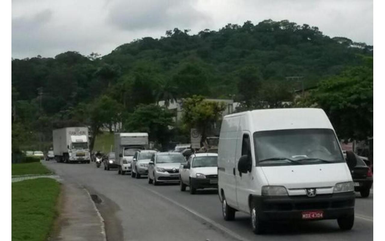 Polícia Rodoviária Federal restringe circulação de caminhões na BR-470 durante festas de fim de ano