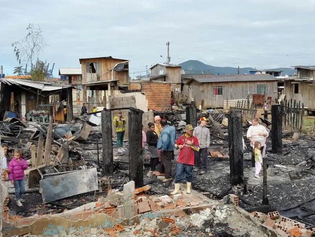 Suspeito de provocar incêndio que destruiu quatro casas é linchado
