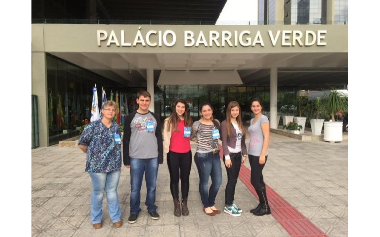Alunos de Atalanta representam região do Alto Vale do Itajaí no Programa Parlamento Jovem