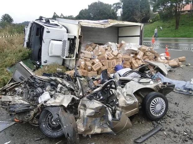 Caminhão invade pista contrária, bate em carro e duas pessoas morrem